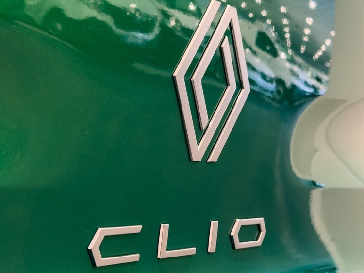 Renault Clio VI 160 E-Tech Full Hybrid Evolution foto 32